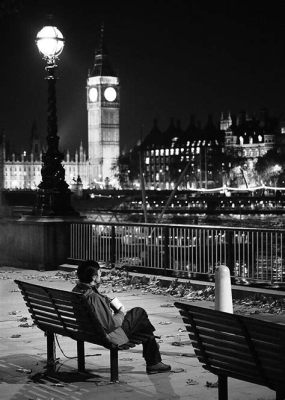  Solitude: A Photographic Meditation on Loneliness and the Urban Landscape - Capturing Quietude Amidst the Bustling City